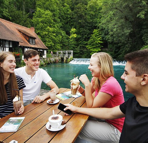 Blaubeuren-JungeMenschenTrinkenCafe-Donau-Personen-StadtBlaubeuren