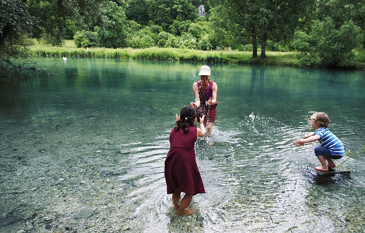 Blaubeuren- MenschenDieImWasserStehen-Donau-Landschaft-StadtBlaubeuren