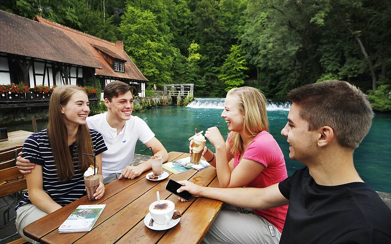 Blaubeuren-JungeMenschenTrinkenCafe-Donau-Personen-StadtBlaubeuren