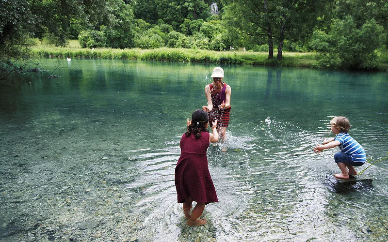 Blaubeuren- MenschenDieImWasserStehen-Donau-Landschaft-StadtBlaubeuren