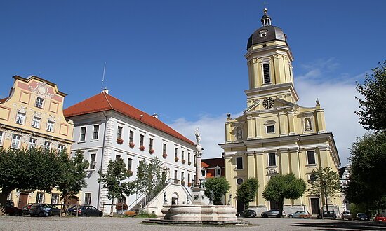 Neuburg- Karlsplatz-Donau-Sehenswürdigkeit-BernhardMahler